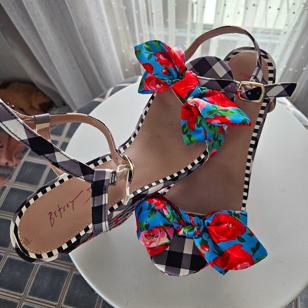 Betsy Johnson Carie Wedge Sandals Sz 8.5